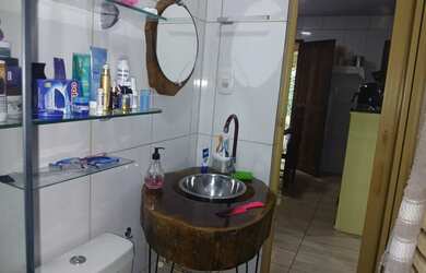 Imagem: A casa possui 2 Dormitórios, 1 Banheiro, 2 Vagas na garagem