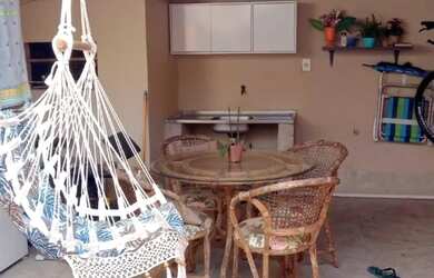 Imagem: A casa possui 2 Dormitórios, 1 Banheiro, 2 Vagas na garagem