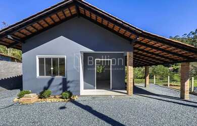 Imagem: A casa possui 2 Dormitórios, 1 Banheiro, 1 Vaga na garagem