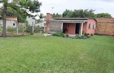 Imagem: A casa possui 2 Dormitórios, 1 Banheiro, 3 Vagas na garagem