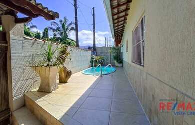 Imagem: A casa possui 2 Dormitórios, 3 Banheiros, 2 Vagas na garagem