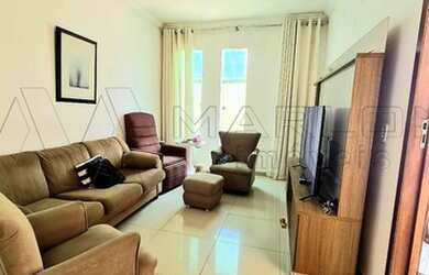 Imagem: A casa possui 3 Dormitórios, 2 Banheiros, 2 Vagas na garagem