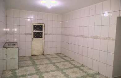 Imagem: A casa possui 1 Dormitório, 2 Banheiros e está localizado