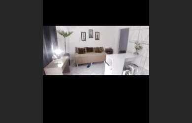 Imagem: A casa possui 1 Dormitório, 1 Banheiro, 1 Vaga na garagem