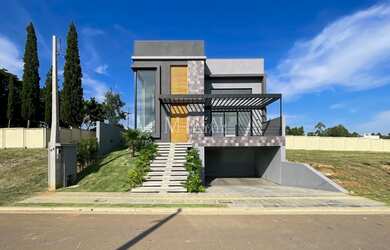 Imagem: A casa em condomínio possui 4 Dormitórios, 3 Banheiros, 2