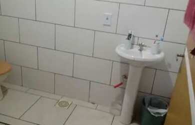 Imagem: A casa possui 2 Dormitórios, 1 Banheiro, 1 Vaga na garagem