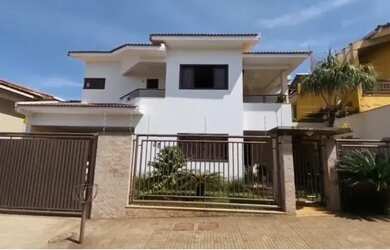 Imagem: A casa possui 5 Dormitórios, 5 Banheiros, 4 Vagas na garagem