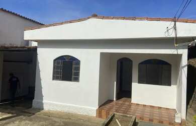 Imagem: A casa possui 3 Dormitórios, 1 Banheiro, 4 Vagas na garagem