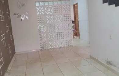 Imagem: A casa possui 2 Dormitórios, 1 Banheiro, 2 Vagas na garagem