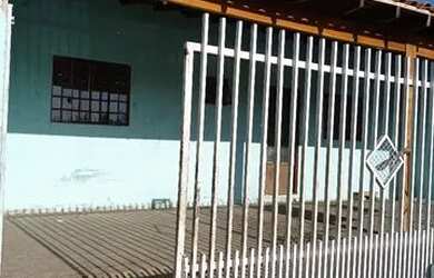 Imagem: A casa possui 2 Dormitórios, 1 Banheiro, 2 Vagas na garagem