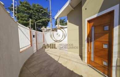 Imagem: A casa possui 3 Dormitórios, 1 Banheiro, 2 Vagas na garagem