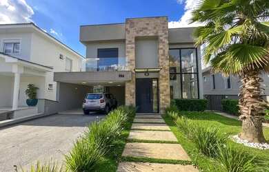 Imagem: A casa em condomínio possui 4 Dormitórios, 5 Banheiros, 4