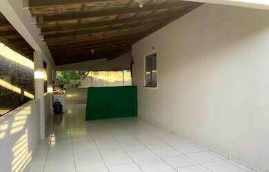 Imagem: A casa possui 3 Dormitórios, 2 Banheiros, 2 Vagas na garagem