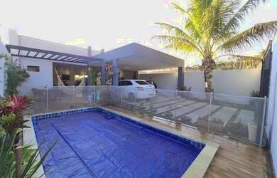 Imagem: A casa possui 3 Dormitórios, 2 Banheiros, 2 Vagas na garagem