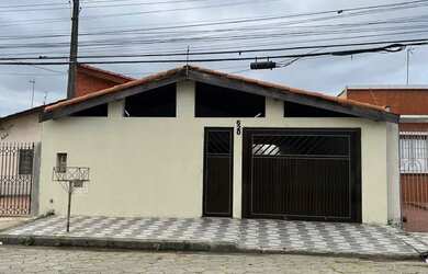 Imagem: A casa possui 2 Dormitórios, 2 Banheiros, 2 Vagas na garagem