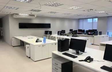 Imagem: O depósito possui 1 Vaga na garagem e 332m² de Área e está