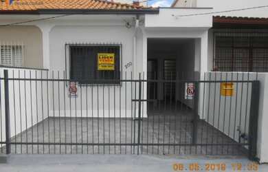 Imagem: A casa possui 3 Dormitórios, 2 Banheiros, 1 Vaga na garagem