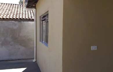 Imagem: A casa possui 1 Dormitório, 1 Banheiro, 4 Vagas na garagem