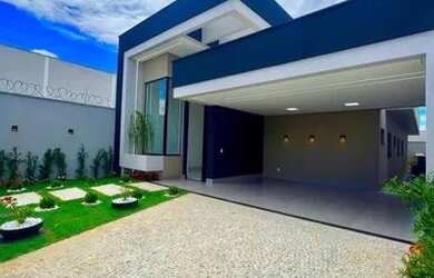 Imagem: A casa possui 3 Dormitórios, 1 Banheiro, 2 Vagas na garagem