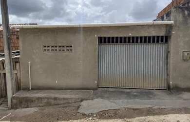 Imagem: A casa possui 3 Dormitórios, 1 Banheiro, 2 Vagas na garagem