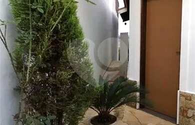 Imagem: A casa possui 2 Dormitórios, 2 Banheiros, 2 Vagas na garagem