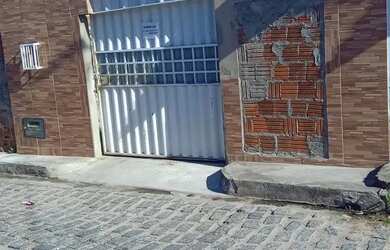 Imagem: A casa possui 2 Dormitórios, 1 Banheiro e está localizado