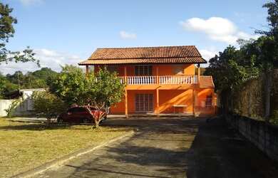 Imagem: A casa possui 5 Dormitórios, 2 Banheiros, 5 Vagas na garagem