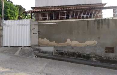 Imagem: A casa possui 3 Dormitórios, 2 Banheiros, 4 Vagas na garagem