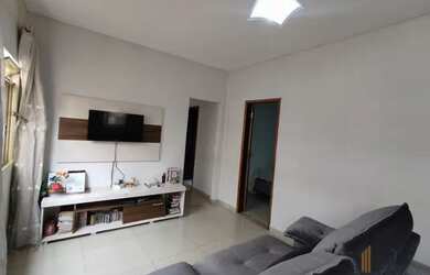 Imagem: A casa possui 4 Dormitórios, 2 Banheiros, 2 Vagas na garagem