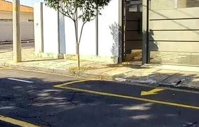 Imagem: A casa possui 4 Dormitórios, 3 Banheiros, 2 Vagas na garagem