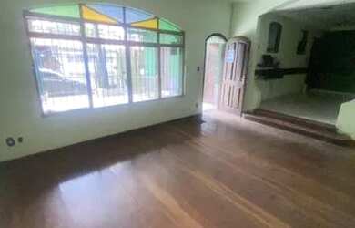 Imagem: A casa possui 4 Dormitórios, 5 Banheiros, 4 Vagas na garagem