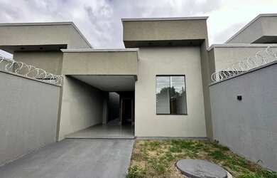 Imagem: A casa possui 3 Dormitórios, 2 Banheiros, 2 Vagas na garagem