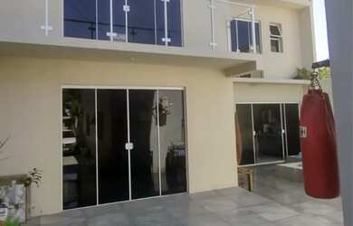 Imagem: A casa possui 2 Dormitórios, Acomodam 6 pessoas, 2 Vagas na