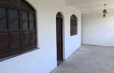 Imagem: A casa possui 3 Dormitórios, 3 Banheiros, 2 Vagas na garagem