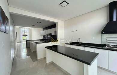 Imagem: A casa em condomínio possui 3 Dormitórios, 1 Banheiro, 4 Vagas