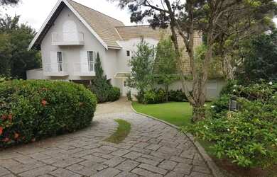 Imagem: A casa possui 4 Dormitórios, 5 Banheiros, 4 Vagas na garagem