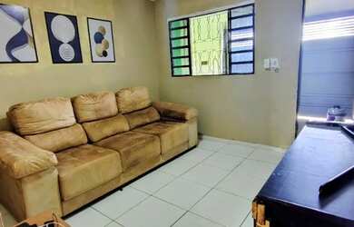 Imagem: A casa possui 3 Dormitórios, Acomodam 14 pessoas, 2 Vagas na