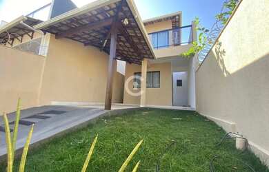 Imagem: A casa possui 3 Dormitórios, 3 Banheiros, 2 Vagas na garagem