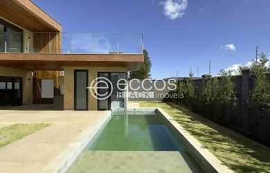 Imagem: A casa em condomínio possui 4 Dormitórios, 5 Banheiros, 4