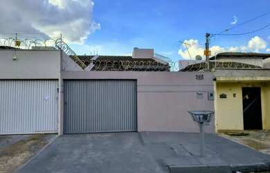 Imagem: A casa possui 4 Dormitórios, 2 Banheiros, 4 Vagas na garagem