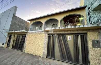 Imagem: A casa possui 5 Dormitórios, 2 Banheiros, 4 Vagas na garagem