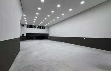 Imagem: O depósito possui 3 Vagas na garagem, 300m² de Área e está
