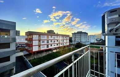 Imagem 2: Apartamento dois dormitórios com sacada e box de garagem em Camobi