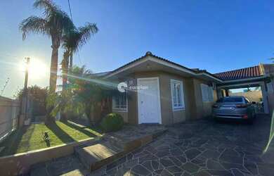 Imagem: A casa possui 3 Dormitórios, 2 Banheiros, 2 Vagas na garagem