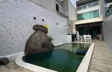 Imagem: A casa em condomínio possui 5 Dormitórios, 3 Banheiros, 2