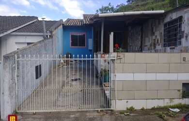 Imagem: A casa possui 4 Dormitórios, 2 Banheiros, 4 Vagas na garagem