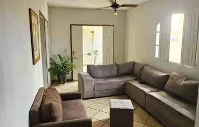 Imagem: A casa possui 2 Dormitórios e 1 Banheiro e está localizado