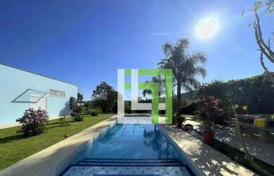 Imagem: A casa possui 3 Dormitórios, 4 Banheiros, 5 Vagas na garagem