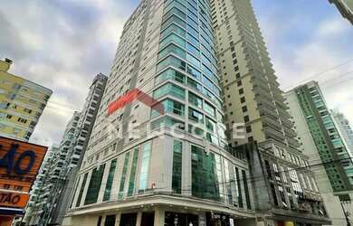 Imagem: O apartamento possui 4 Dormitórios, 5 Banheiros, 3 Vagas na