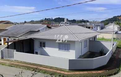 Imagem: A casa possui 2 Dormitórios, 1 Banheiro, 2 Vagas na garagem